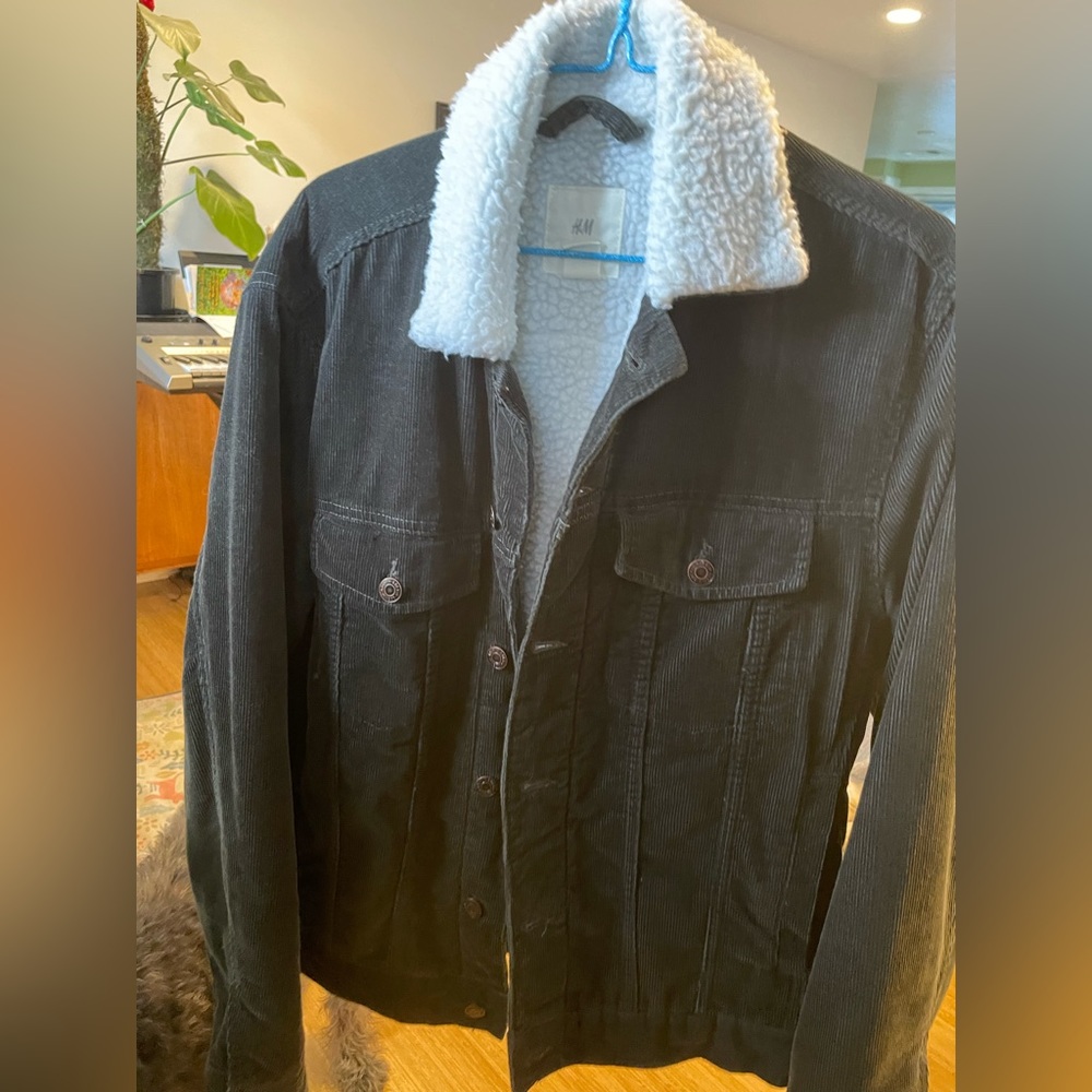 H&M Mens Corduroy jacket with Sherpa fleece lining. Size Small